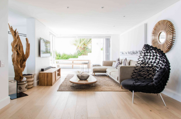 Penggunaan warna netral untuk memberikan kesan luas pada ruangan